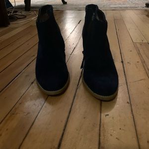 Susina navy suede ankle bootie—size 7